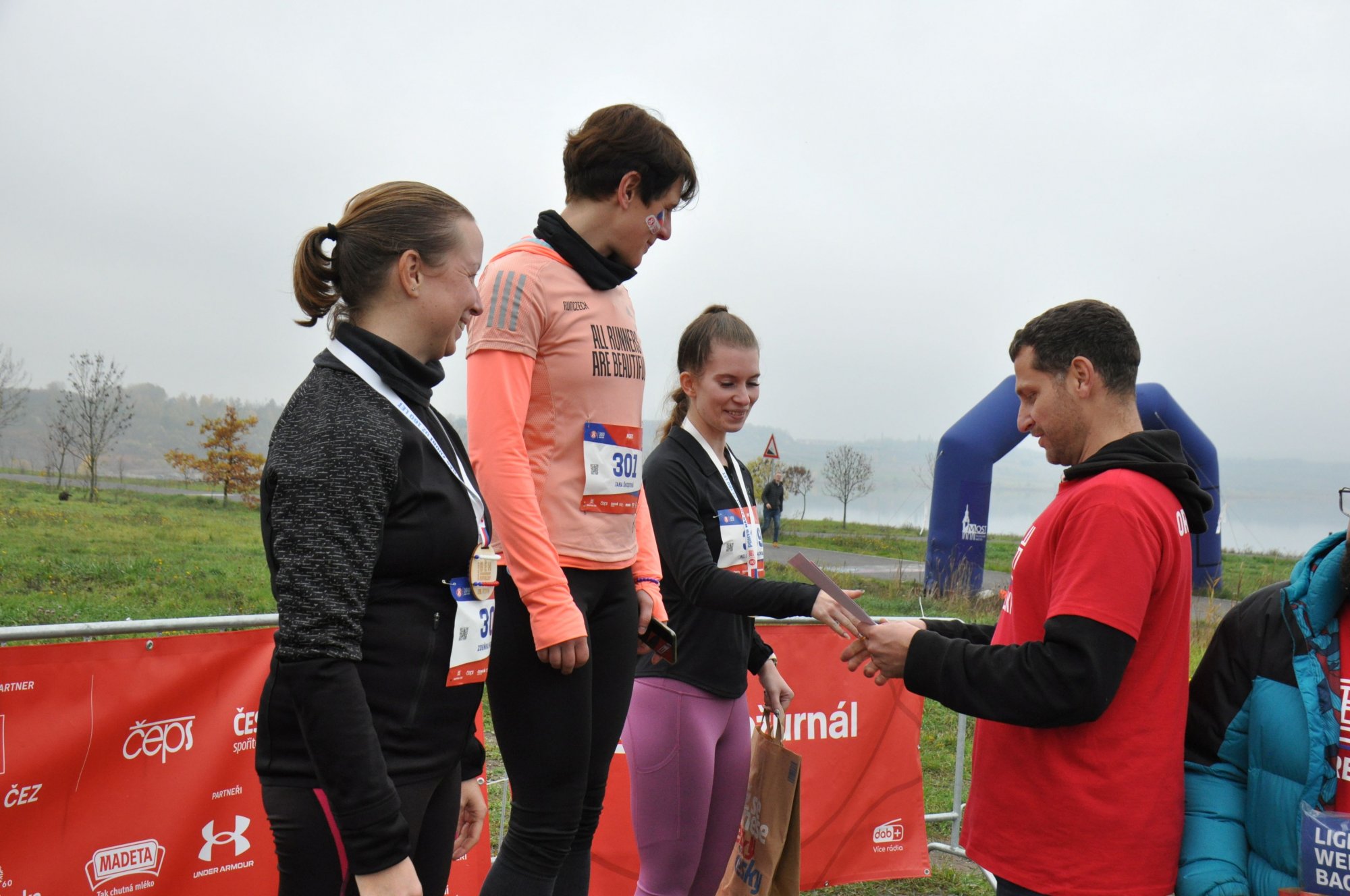 Michal Vavroch  předává medaile vítězům